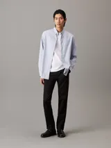 Camisa celeste de corte regular, con cuello abotonado y mangas largas.