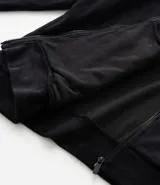 Campera deportiva de Ashua confeccionada en plush negro, con cuello alto, cierre frontal por cremallera y bolsillos laterales.