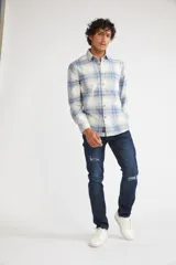 Camisa de viyela a cuadros color ladrillo, azul y blanco, de corte slim fit, manga larga, con bolsillo en el pecho y logo bordado.