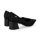 Zapato de tacón Usaflex modelo Isabella, de color marrón con textura efecto cocodrilo y acabado de ante, punta fina y tacón bloque ancho.