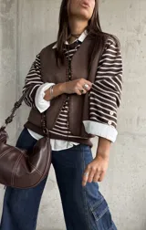 Sweater de punto a rayas horizontales en color chocolate y blanco, con cuello redondo y mangas largas con detalle de botones en los puños.
