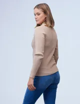 Buzo negro de tejido acanalado con cuello alto.