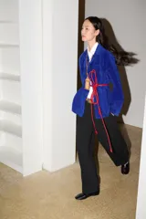 Chaqueta de piel de ante color azul, con cuello de solapa, bolsillos delanteros de plastrón, forro interior y cierre frontal con botones.