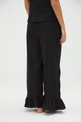 Pantalón largo color negro de algodón, con cintura elástica y volado en el ruedo.