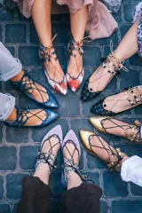 Botines semi-abiertos de cuero azul con diseño calado, cordones con borlas y suela de cuero.