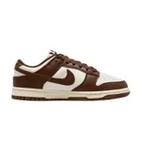 Championes Nike Dunk Low con diseño bicolor en tonos marrón y blanco. Presentan una silueta clásica de perfil bajo con paneles de cuero, puntera perforada para mayor ventilación y suela de goma resistente.