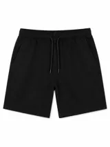 Bermuda de gabardina color negro, con cintura elástica y cordón de ajuste frontal, y bolsillos laterales.