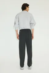 Jogger deportivo H&M de corte relajado, color negro, confeccionado en tejido funcional con tecnología DryMove. Cuenta con cintura elástica con cordón de ajuste, bolsillos laterales y diseño de piernas rectas.
