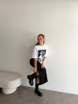 Remera de corte oversize color blanco, con estampa frontal fotográfica de un perro con auriculares. Confeccionada en algodón.