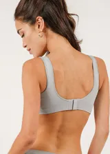 Soutien de microfibra sin costuras, con diseño de breteles anchos y banda elástica reforzada para mayor sujeción. Modelo sin aros ni copas preformadas.