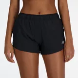 Short deportivo negro de New Balance, modelo Seamless 3 Inch, con cintura elástica, logo estampado y tecnología NB Dry de secado rápido.