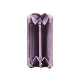 Billetera Extra Large modelo Joan, con cierre perimetral, confeccionada con detalles en símil cuero lila y cuerpo de textura trenzada en tonos naturales, con placa metálica con el logo de la marca en el frente.