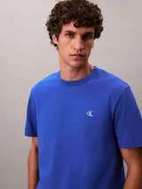 Remera de manga corta Calvin Klein color azul, con cuello redondo y corte regular. Presenta un pequeño bordado con el monograma de la marca en contraste sobre el lado izquierdo del pecho.