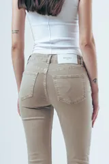 Jean de corte bootcut y tiro medio, color gris oscuro desgastado. Presenta un diseño de pierna recta que se ensancha ligeramente hacia el ruedo, con cierre frontal y bolsillos clásicos.