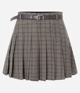 Short pollera de tiro alto con diseño de tablas y estampado de cuadros. Incluye un cinturón de cuero sintético con hebilla metálica ajustable en la cintura.
