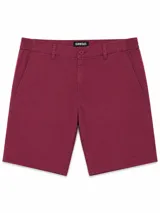 Bermuda de gabardina color borravino con bolsillos laterales, trabillas para cinto y cintura elastizada en los laterales.