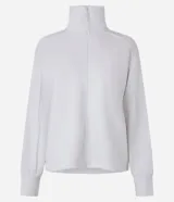 Campera deportiva negra confeccionada en microfibra pesada, con cuello alto doblado, cremallera delantera con cordón en el tirador y puños ajustados.