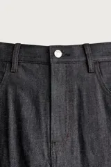 Jeans tapered wide fit de hombre, confeccionados en denim de algodón con efecto lavado en tono azul oscuro. Presentan diseño de cinco bolsillos, tiro medio, corte relajado y cierre frontal con cremallera y botón.
