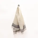 Pashmina beige con detalles estampados geométricos y paisley en los bordes en tonos oscuros.