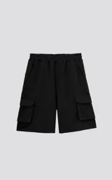 Bermuda negra de algodón rústico, corte oversize, con cintura elástica y bolsillos cargo con cierre en los laterales.