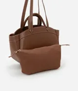 Bolso shopper grande color marrón, con costuras contrastantes, asa de mano y asa larga. Incluye bolsillo interno desmontable.