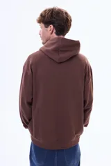 Buzo tipo canguro de felpa color gris, con capucha amplia, bolsillo frontal tipo canguro y puños acanalados.