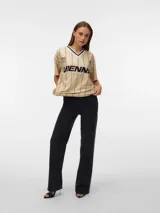 Camiseta de estilo deportivo color beige con rayas verticales negras, cuello en V con detalles en blanco y negro, y estampado frontal con la palabra VIENNE.