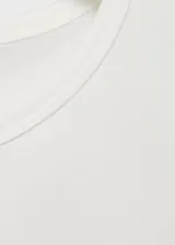 Camiseta blanca de manga corta y cuello redondo, con estampa frontal rectangular en tonos rosados con rayas verticales y la inscripción "Alla Spiaggia".