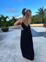 Vestido largo negro de fiesta con breteles finos y galones de piedras plateadas en escote y sisas.