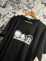 Remera negra de algodón con estampado de tres personajes del anime Dr. Stone.