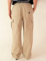 Pantalón cargo color beige, corte holgado, confeccionado en sarga de algodón.