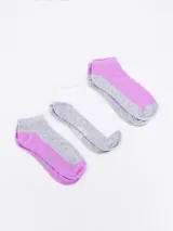 Pack de tres pares de soquetes tobilleros, uno lila con talón y puntera gris, otro blanco con talón y puntera gris y otro gris con talón y puntera lila.