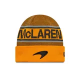 Gorro de lana tejido color naranja con detalles en gris y negro. Presenta el nombre "McLaren" tejido en el frente y el logo bordado en el dobladillo.