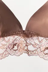 Bralette negro de copa triangular sin aro, con tirantes finos ajustables y un amplio detalle de encaje floral en el bajo.