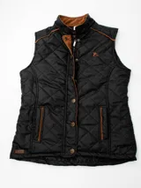 Chaleco beige capitoneado con cierre frontal y cuello alto.