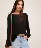 Suéter de punto color celeste, con cuello redondo y mangas largas.