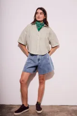 Camisa oversize a rayas verticales color verde y blanco, con mangas cortas y botones nacarados.