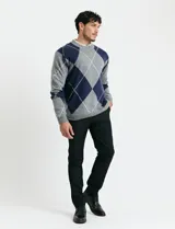 Sweater de punto con diseño de rombos en gris y azul marino, escote redondo a la base, manga larga y terminaciones en punto acanalado en cuello, puños y ruedo.
