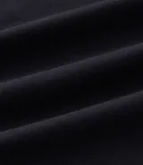 Remera deportiva térmica de manga larga color negro, con cuello alto y cremallera frontal. Presenta sisas raglán y recortes, sin estampado.