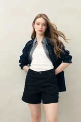 Short de algodón con diseño clásico de cinco bolsillos, tiro medio y estructura ligeramente rígida.