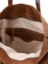 Cartera tipo tote bag de gamuza color marrón, con asas largas de cuero liso y costuras visibles en el centro.