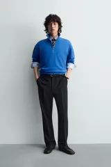 Sudadera de algodón azul con cuello alto y cierre frontal de cremallera de un cuarto. Presenta un corte regular y puños y bajo en rib.