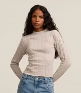 Blusa slim de chenille color beige, con cuello alto y mangas largas.