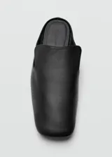 Zapatos tipo mule de piel ovino, color negro, diseño slip-on sin cierre, punta cuadrada y suela plana.