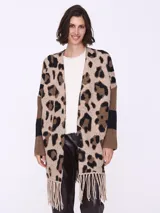 Spolverino largo con estampado animal print en tonos beige, marrón y negro. Tiene mangas largas con detalle de rayas horizontales en marrón y negro, y flecos en el ruedo.