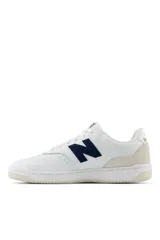 Championes New Balance modelo BB80, color azul y blanco, con diseño de inspiración basquetbolística, confeccionados en cuero y gamuza, con la característica 'N' en los laterales y suela de goma color miel.