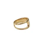 Anillo abierto y asimétrico de acero quirúrgico con baño de oro 18k y diseño moderno de bandas cruzadas.