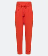 Pantalón jogger color naranja, de tiro medio, con cintura elastizada, lazo ajustable, pliegues delanteros y bolsillos laterales.