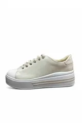 Championes deportivos Euroteens de plataforma, confeccionados en material sintético efecto charol con textura sutil en color blanco, puntera redondeada y suela gruesa blanca.