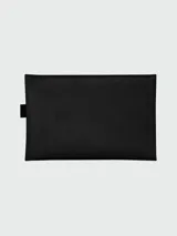 Pouch de mano Longchamp modelo Le Pliage Energy, color negro con estampado del logo ecuestre en blanco. Cuenta con cierre superior, tirador de cierre con cordón decorativo y detalle de cinta con el nombre de la marca.
